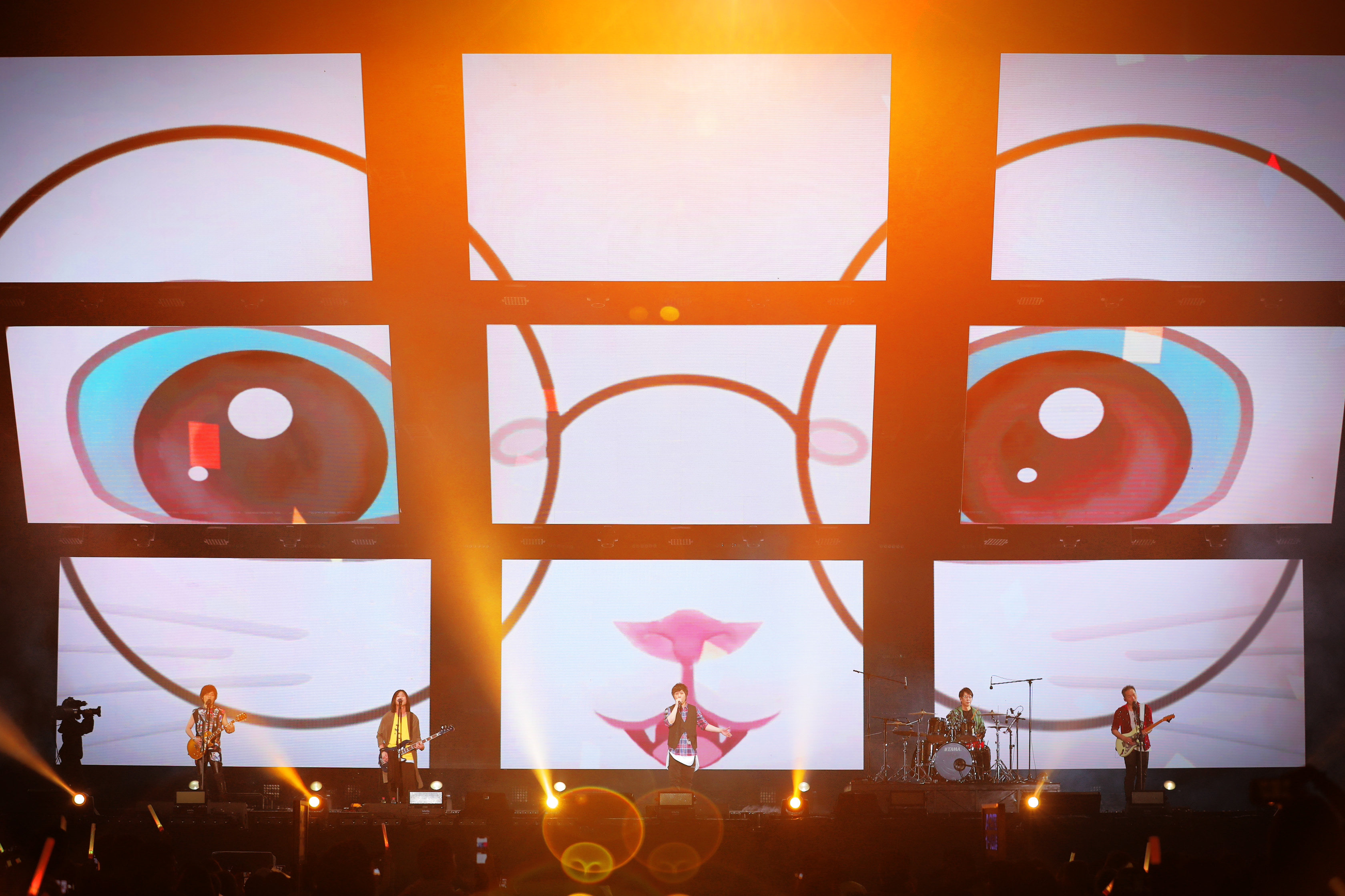 秋雨绵绵不熄粉丝热情，*月天五**加唱《倔强》让演唱会满载梦想力量