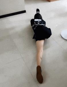 猝不及防一字马搞笑动图,搞笑gif倒立外加一字马