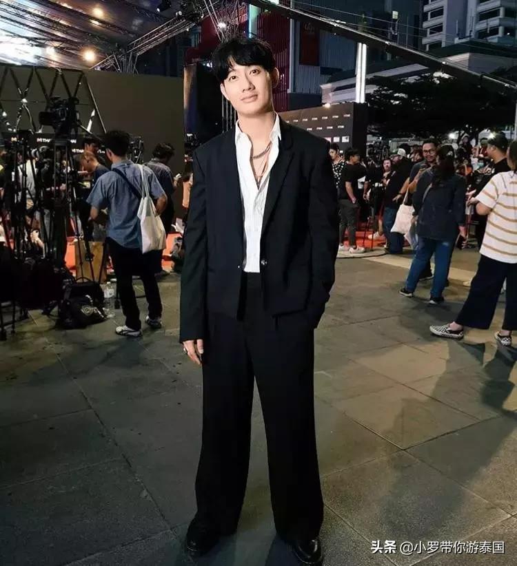 泰国男神Pae颈椎错位，停工两月仍未痊愈