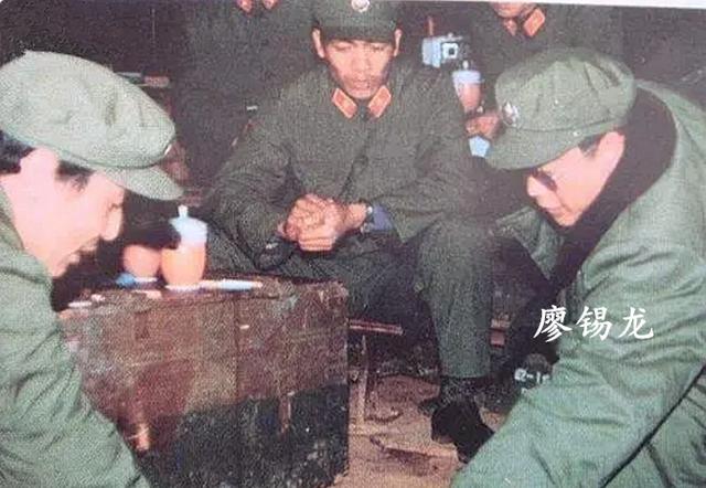 1981年*小平邓**检阅华北大演习，一人脱颖而出，邓公：此人重点培养