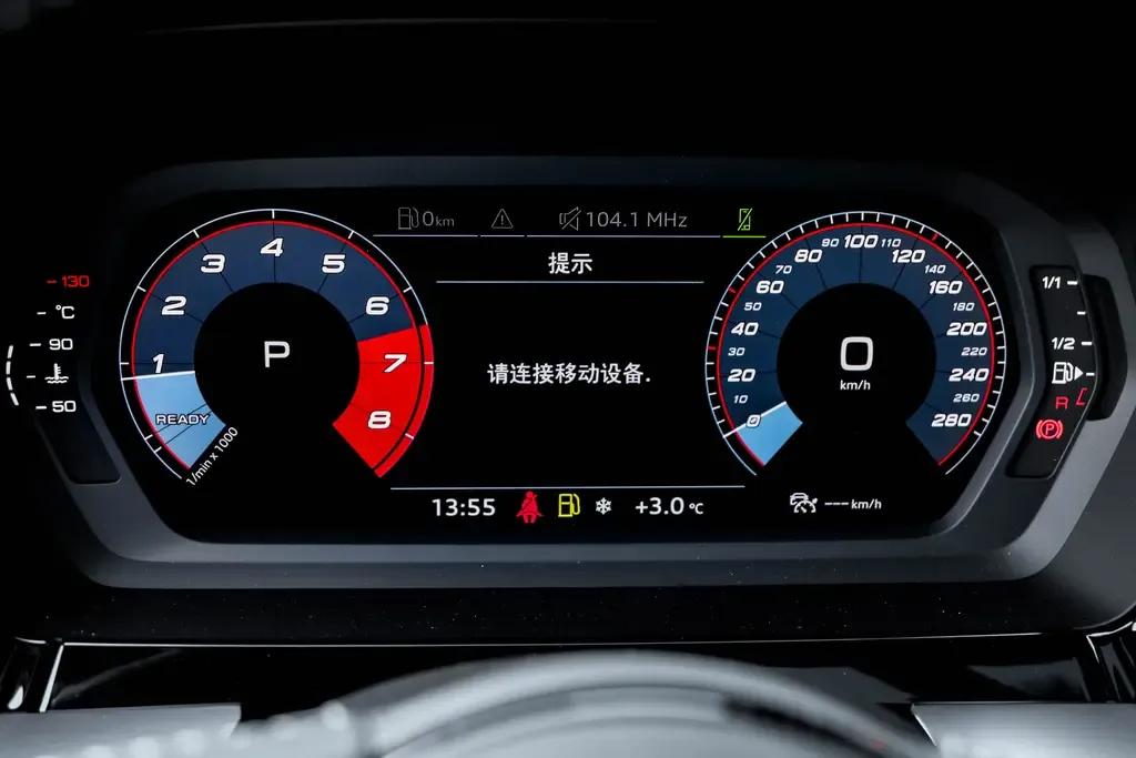 精神小伙喜提新车,精神小伙喜提比亚迪f3