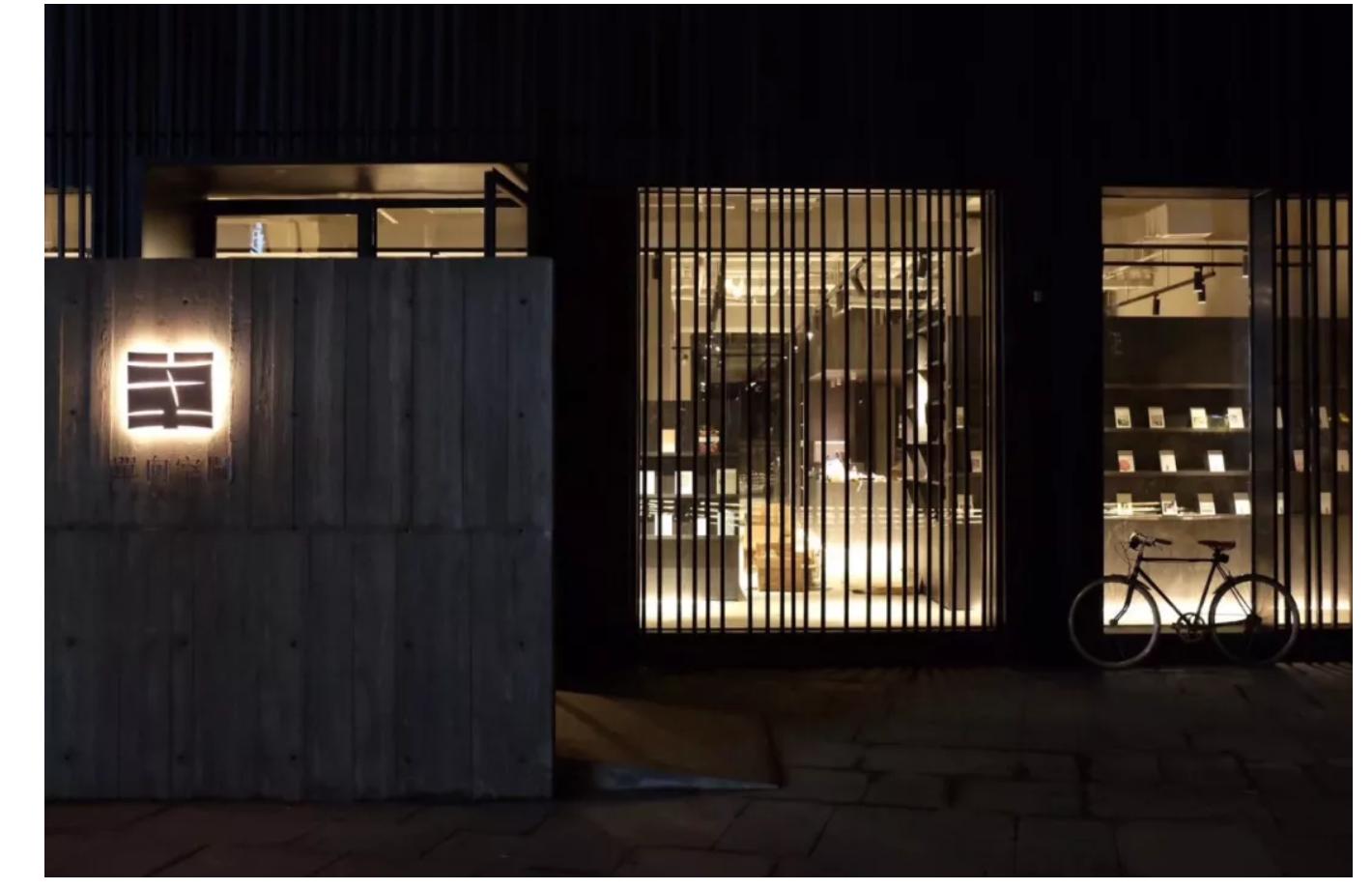 疫情下的实体书店自救录：直播、外卖、盲袋……