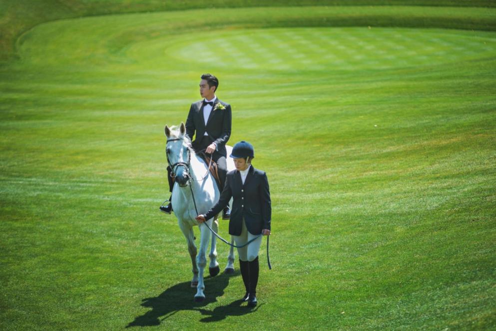 谁家策马少年郎，男星超飒骑马照，你觉得谁是你的白马王子