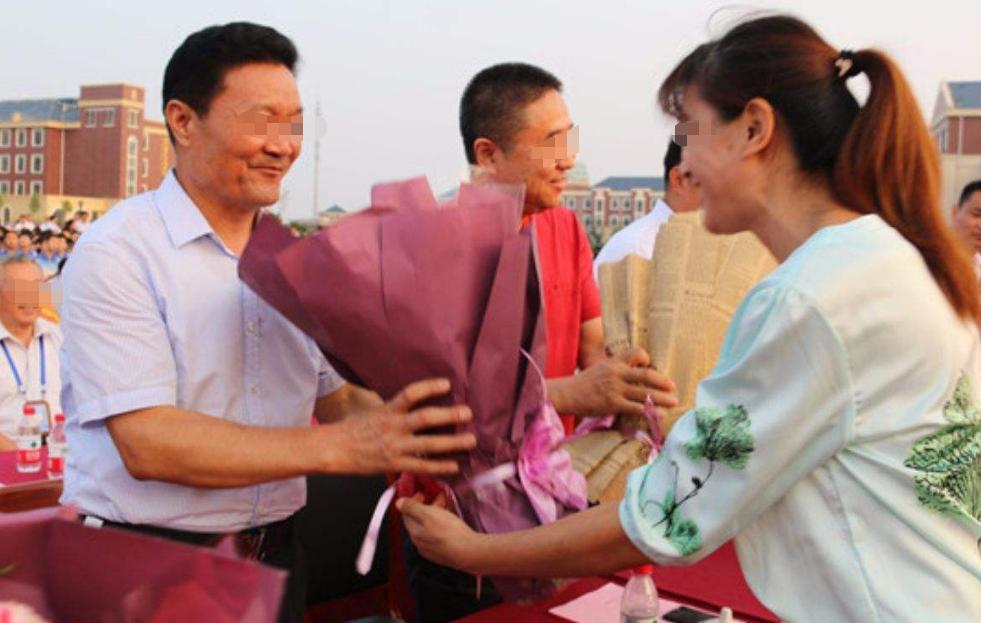 幼儿园外面挂满锦旗,幼儿园挂锦旗