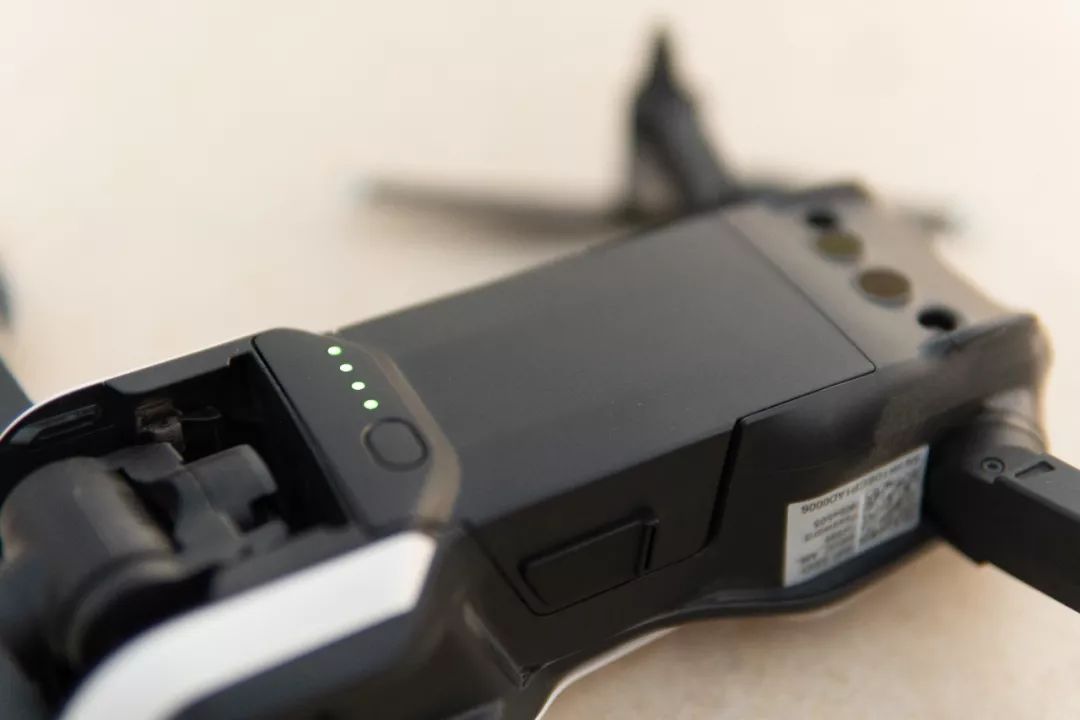 大疆“御”MavicAir，你见过可以塞进口袋的随行无人机吗？