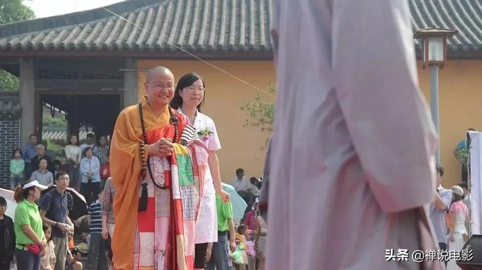 汶川地震13周年罗汉娃重回罗汉寺,汶川地震罗汉娃重返罗汉寺合影