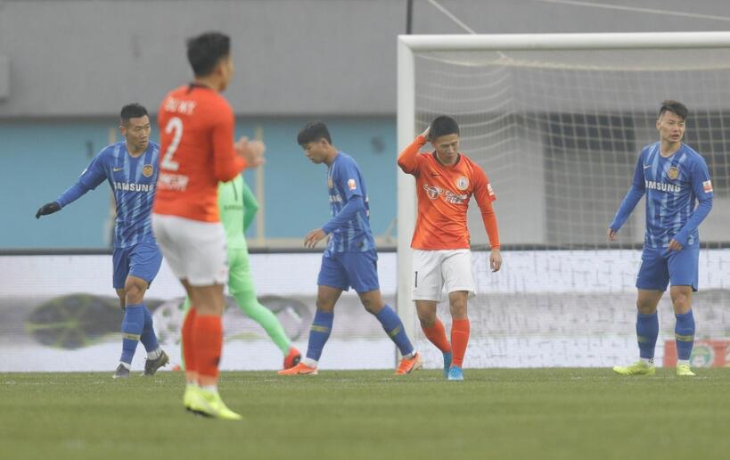 中超最新积分榜恒大,中超榜首之争恒大对上港