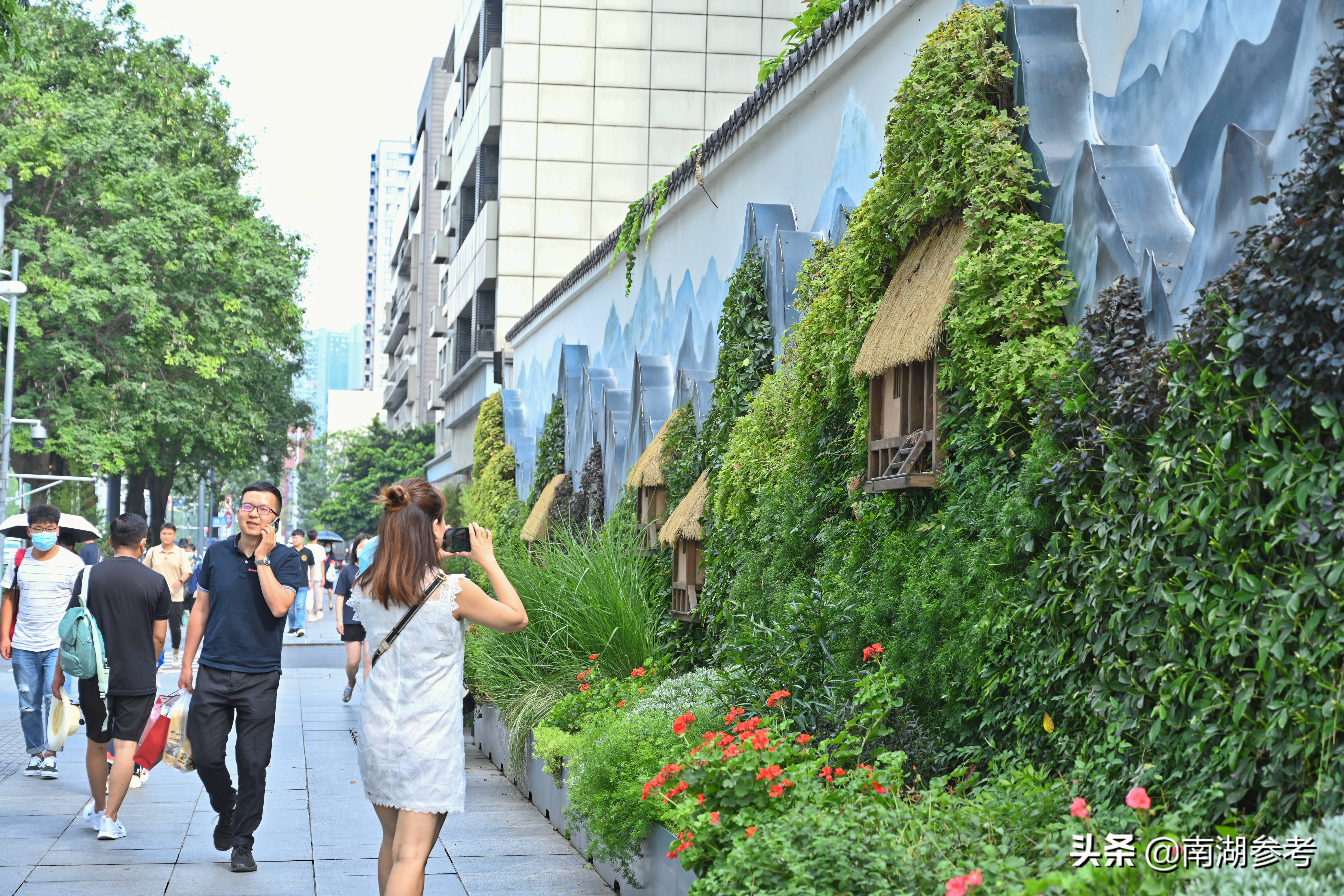 成都街头现3D木屋陶器玉璧墙绘风景“破”墙而出如画卷