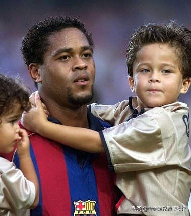 踢翻米兰王朝的贾府少年，身背“杀人犯、强奸犯”恶名的荷兰锋霸