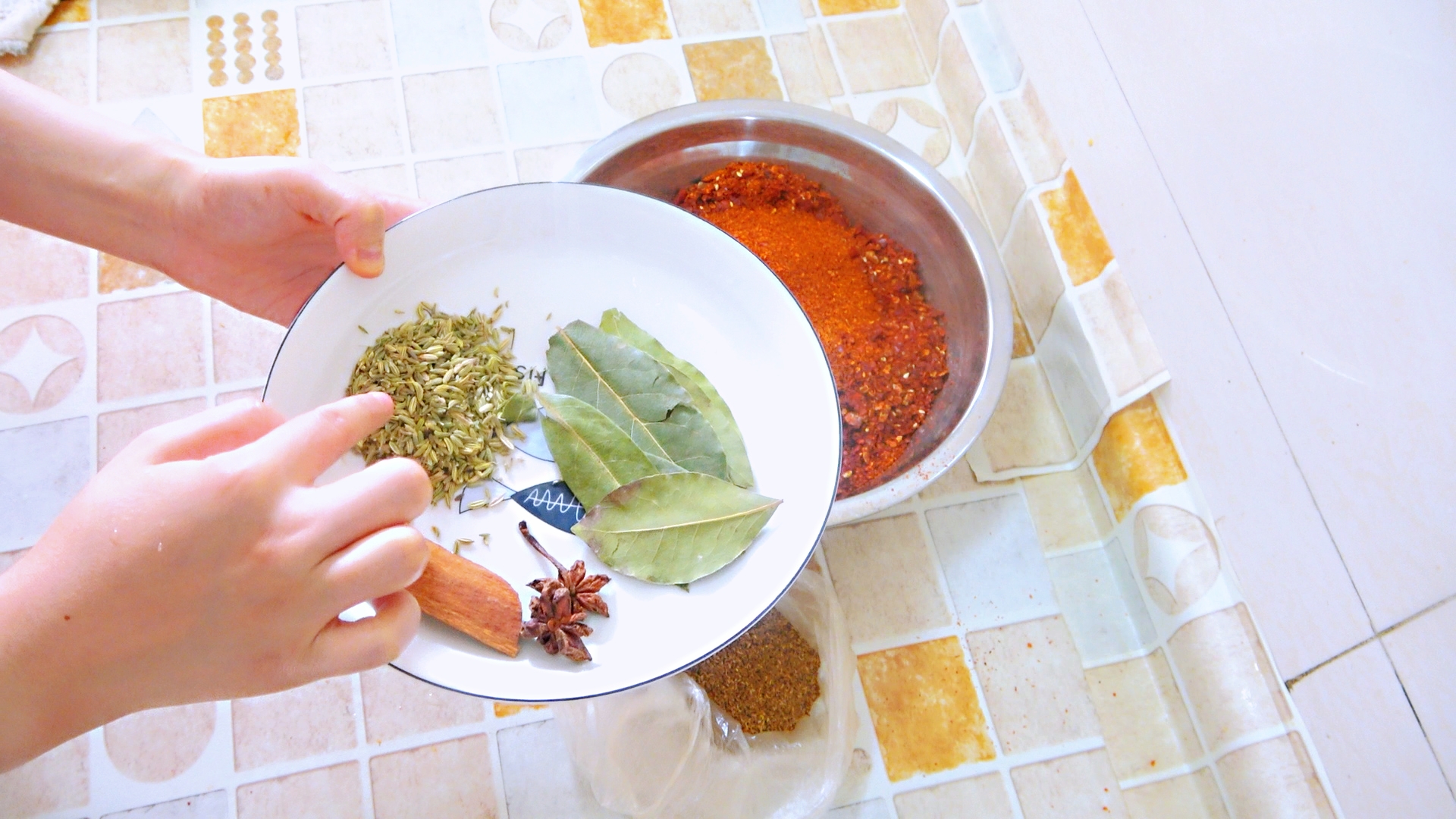 四川自制辣椒油怎么才能又香又辣,四川正宗凉菜辣椒油制作方法