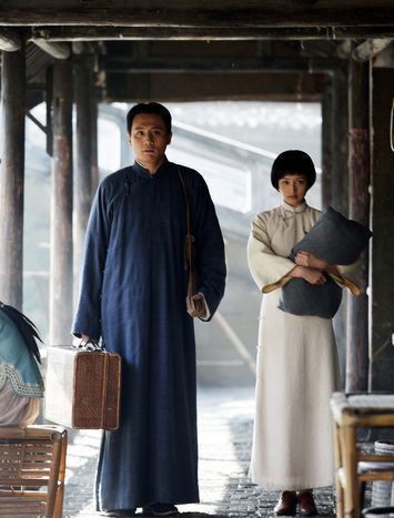 毛*东泽**敲响了“板仓杨寓”大门，一个圆脸大眼睛的少女出现在眼前