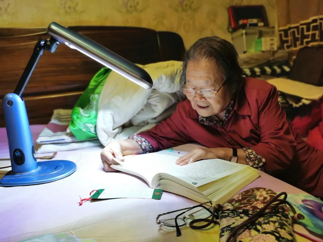 七十岁的老人怎么吹葫芦丝,十二岁小姑娘吹葫芦丝