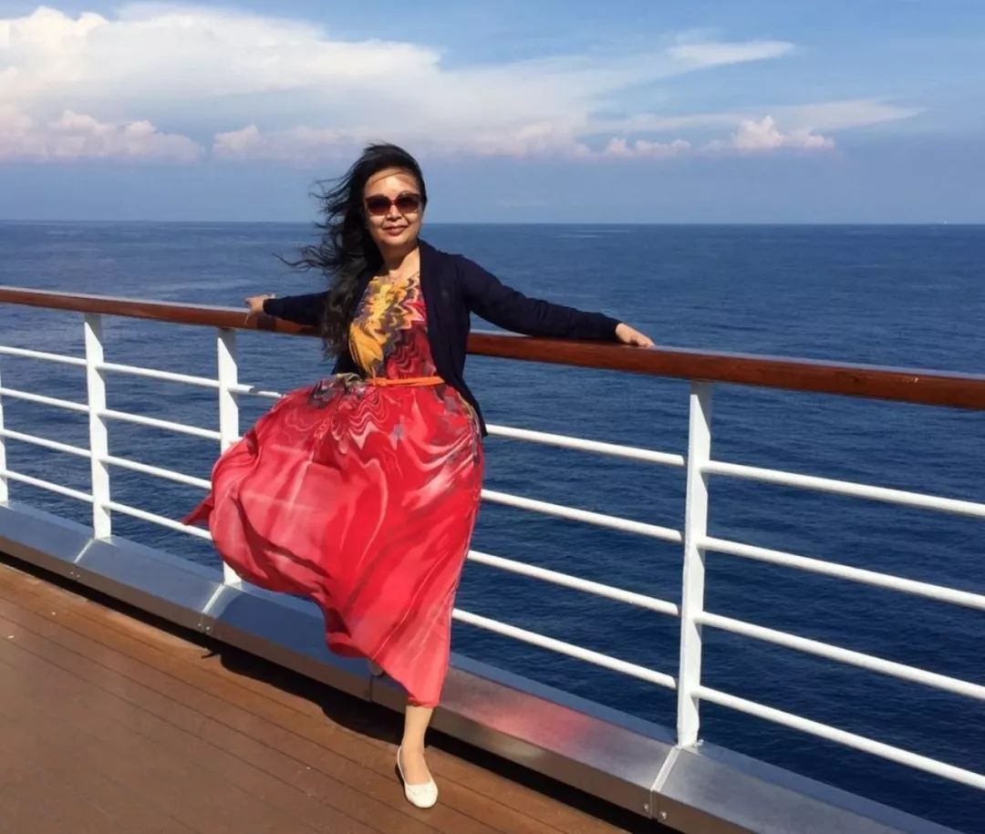 中国大妈旅游标配动作合集,中国大妈旅游拍摄姿势