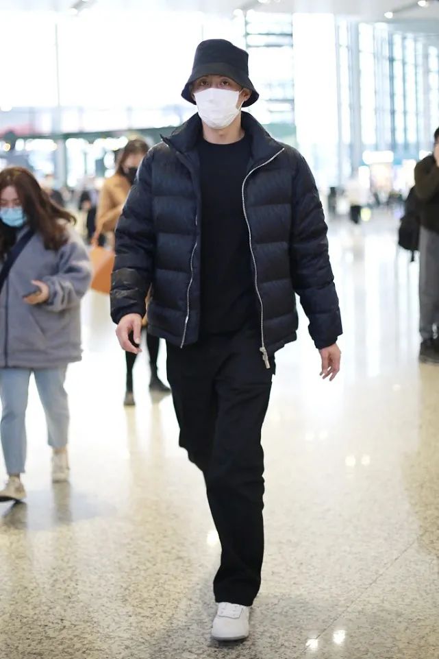 黄景瑜黑色的皮马甲怎么配好看,黄景瑜穿搭技巧