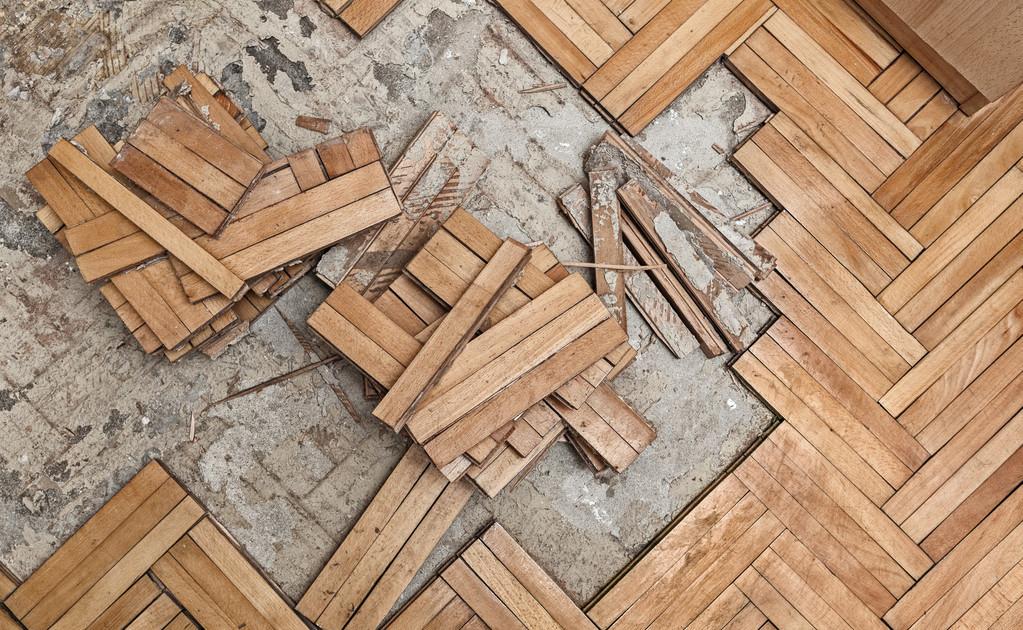 拖地为什么有一股腥味,拖地总是有一种腥味是瓷砖问题吗