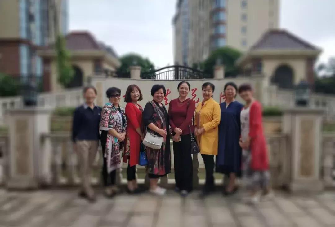 大妈拍照经典15个动作图片,大爷大妈经典拍照动作