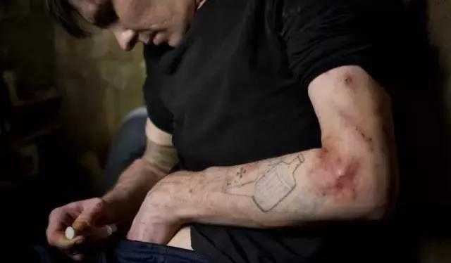 *毒冰**是如何上位的？吸毒女子：自己孩子父亲是谁？