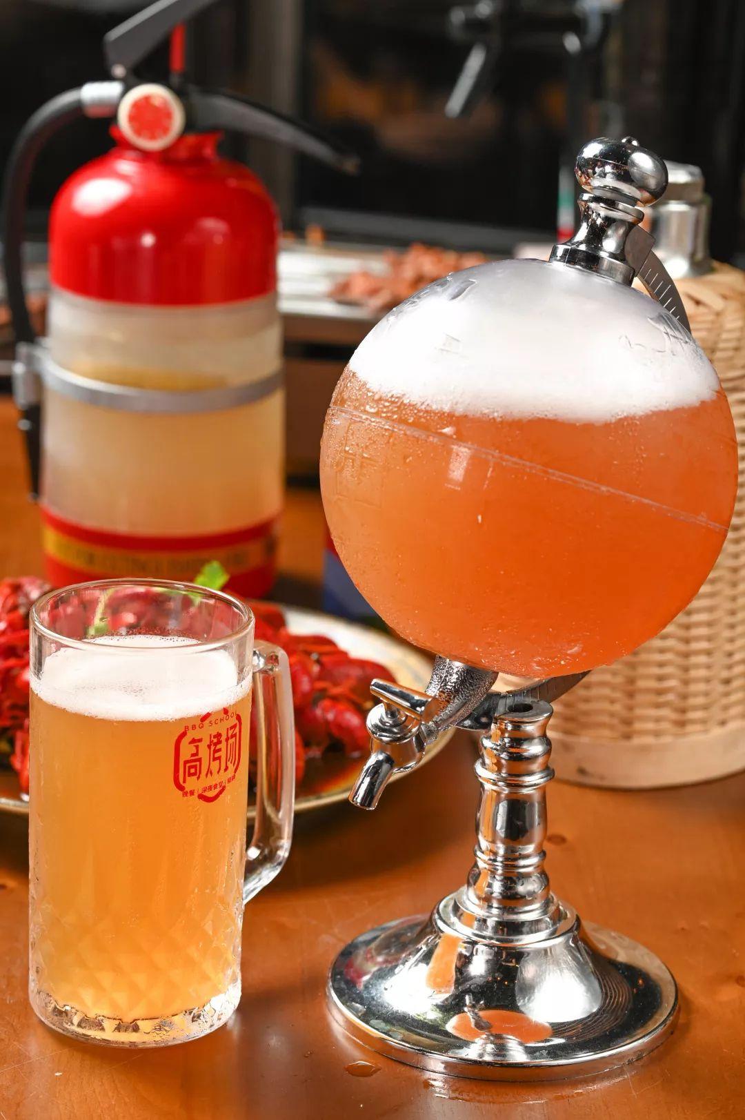 人气爆红的烧烤场，藏在了650㎡的校园课室里