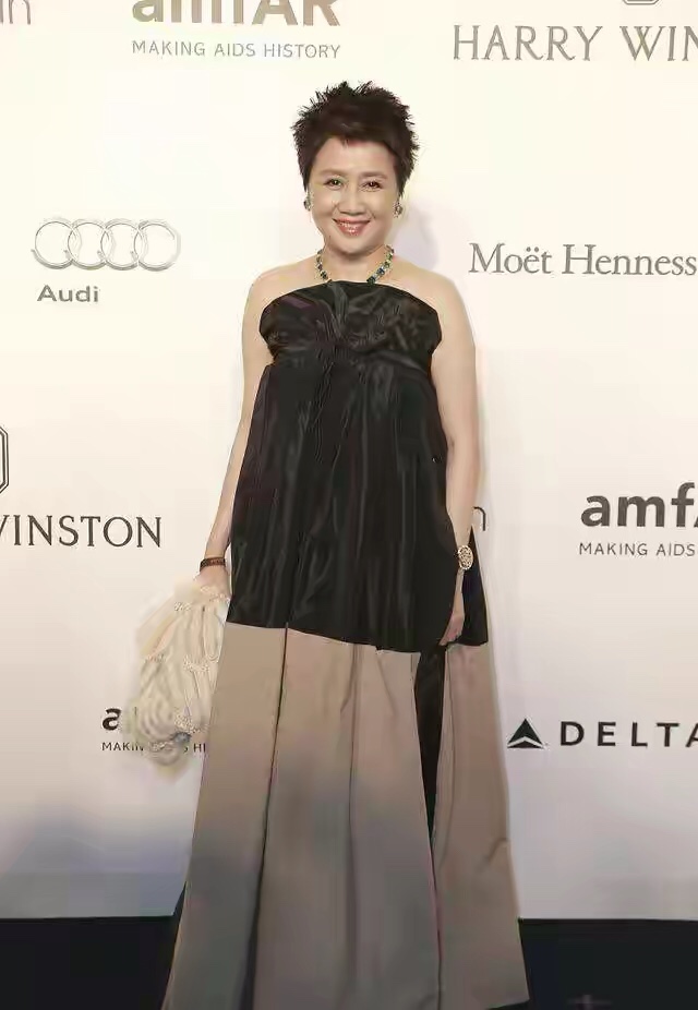 赌王四太穿衣什么牌子,赌王四太黄色连衣裙