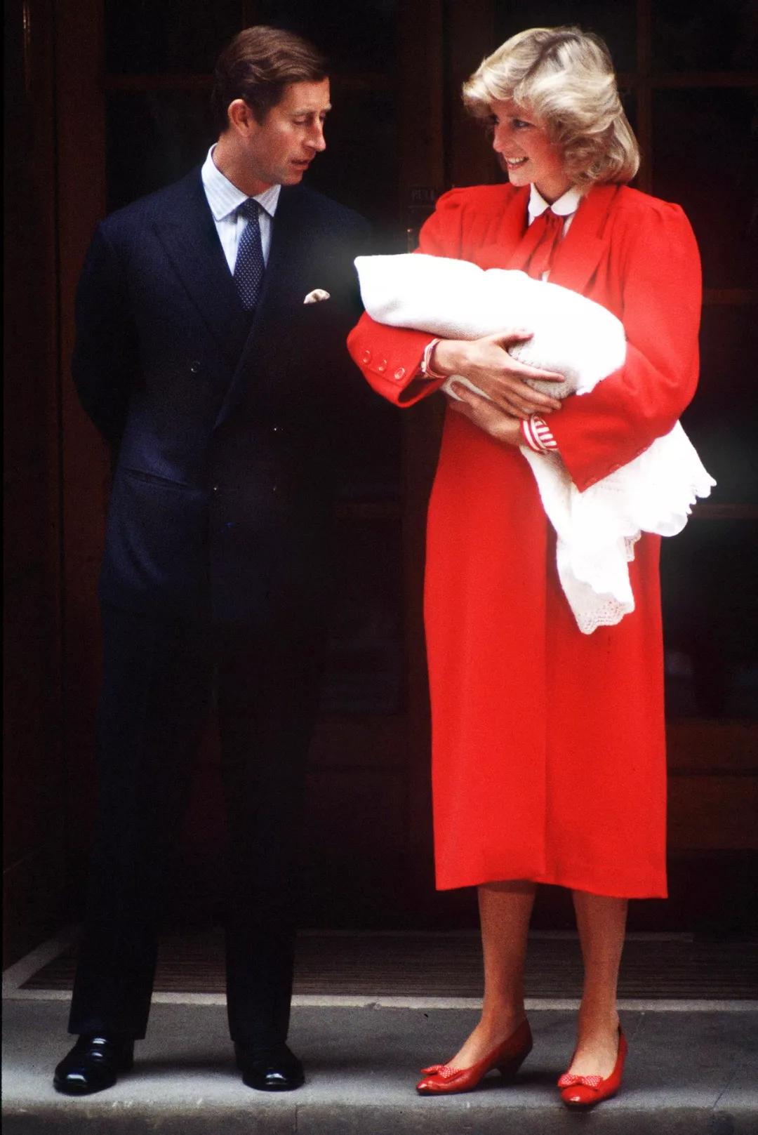 查尔斯王子和卡米拉王冠,英国查尔斯王子感染新冠确诊日期