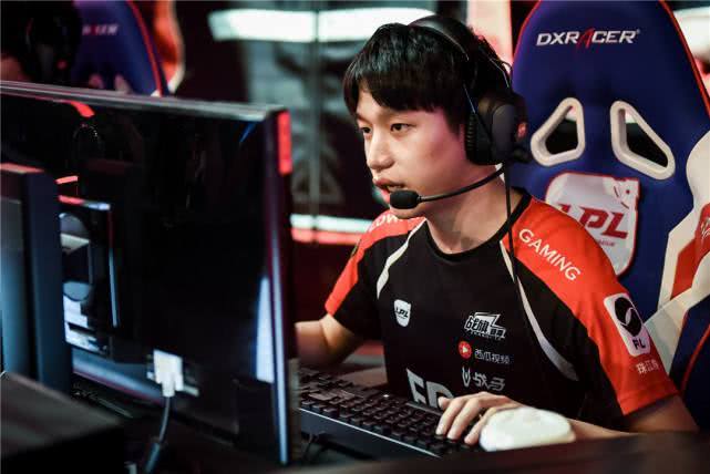 lol竖中指比赛,lol打出竖中指嘲讽