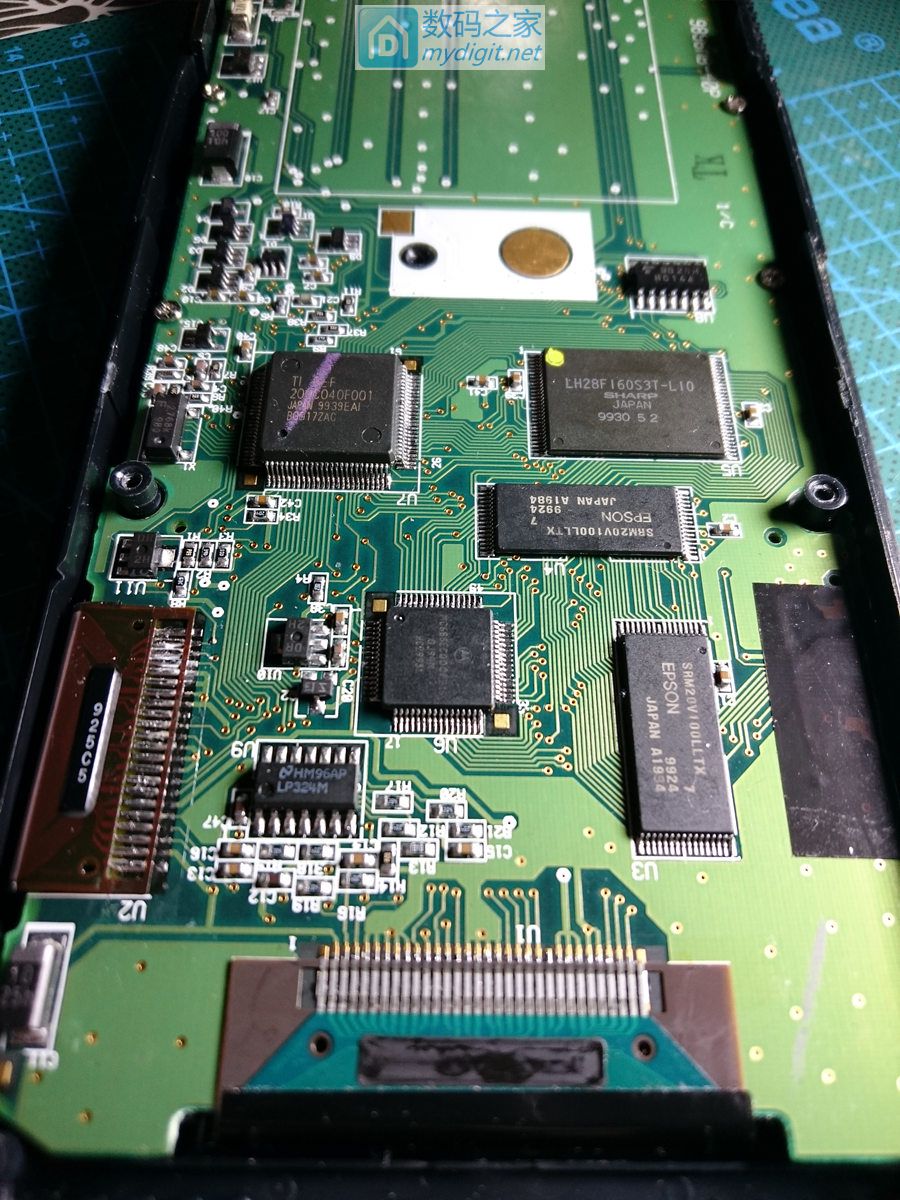 技术大佬秀操作！德州仪器TI-89图形计算器拆机维修及CPU超频