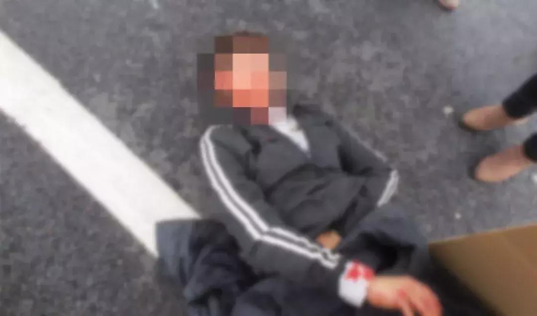 男子开三轮车被撞飞出去安全落地,男子骑摩托车被货车撞倒