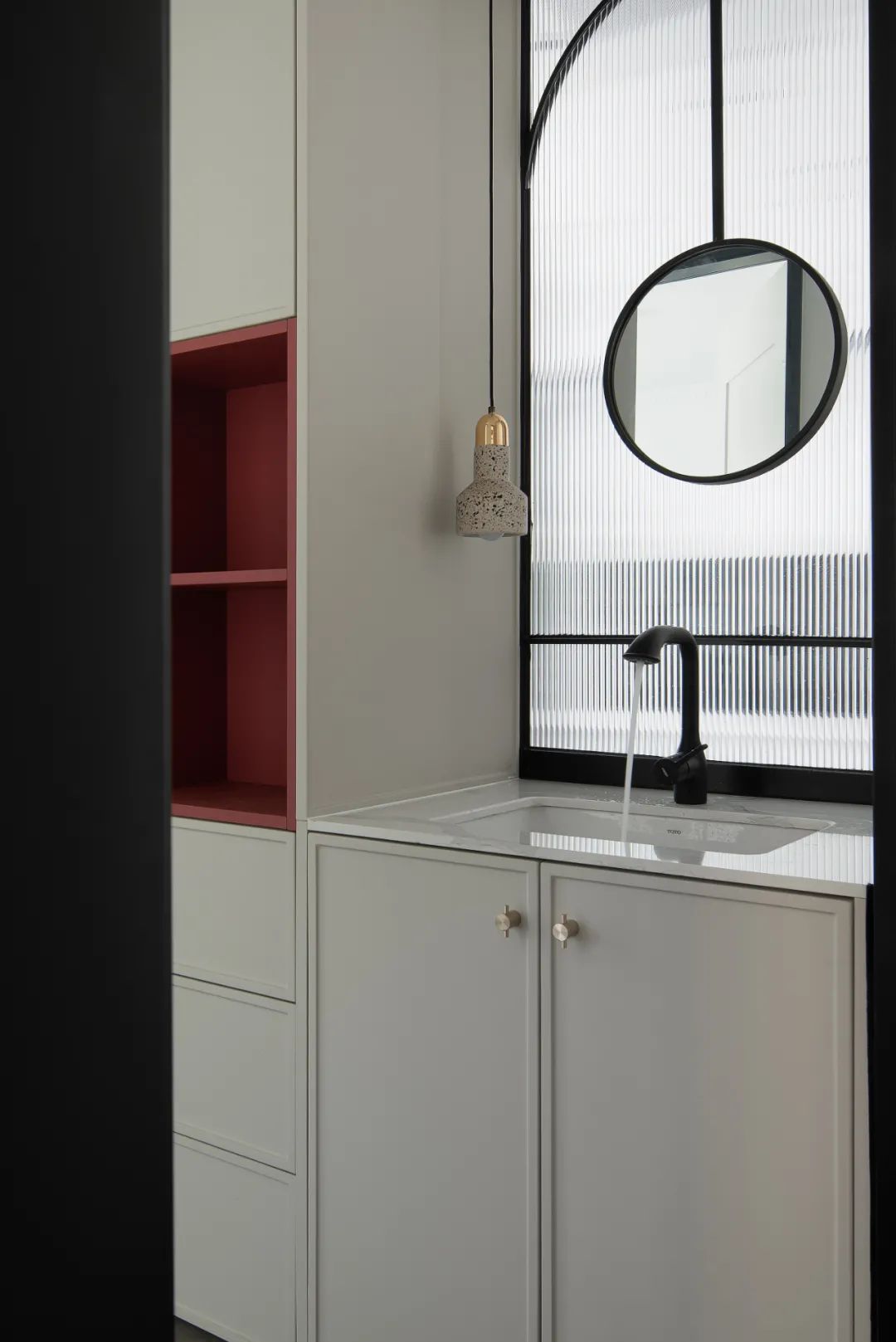 线条、色块和潮玩，这个89㎡比想象中还有料