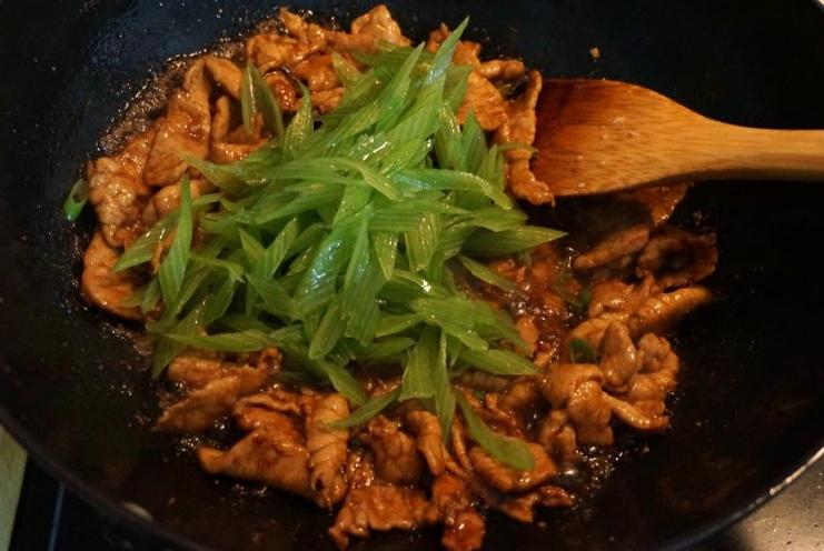 不管炒肉片还是肉丝，牢牢记住炒前多做2步，炒好后又嫩又滑又香