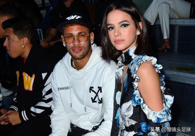 神剧情！C罗前女友和内马尔前女友相遇，两大美女还握手+热聊