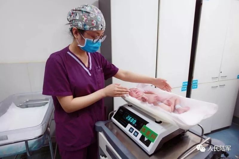 仅900克的巴掌宝宝出院,体重仅900克的巴掌宝宝被成功救治