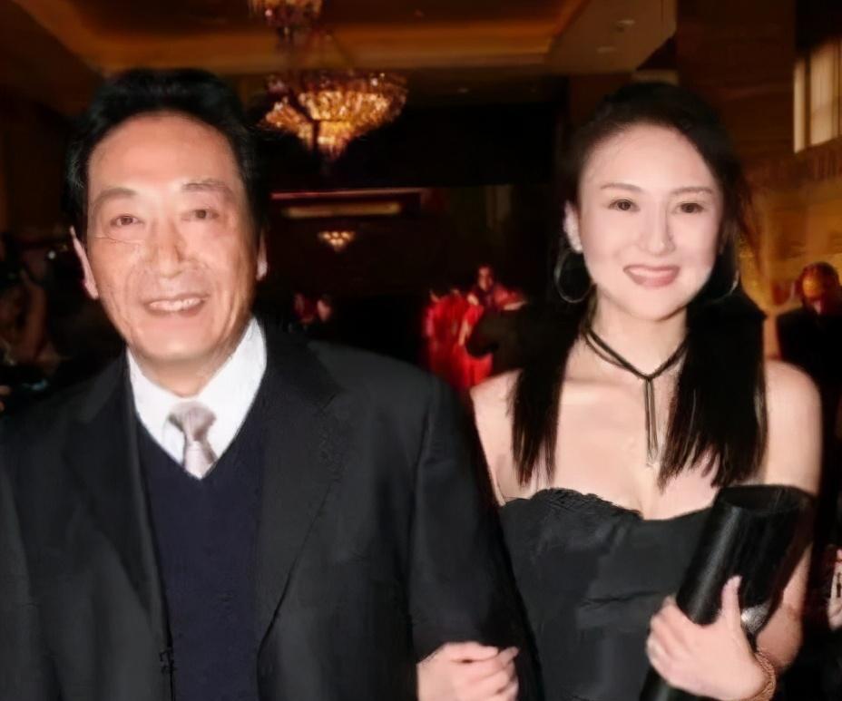 10位嫁给老大叔的女星,嫁给大爷的8位女星