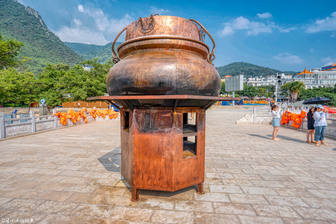 在高山湖泊边拍摄的风景照片湖底,绝美天池风光摄影照片