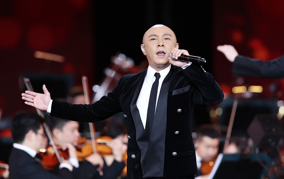 张卫健影视剧被打,年轻时候的张卫健光头