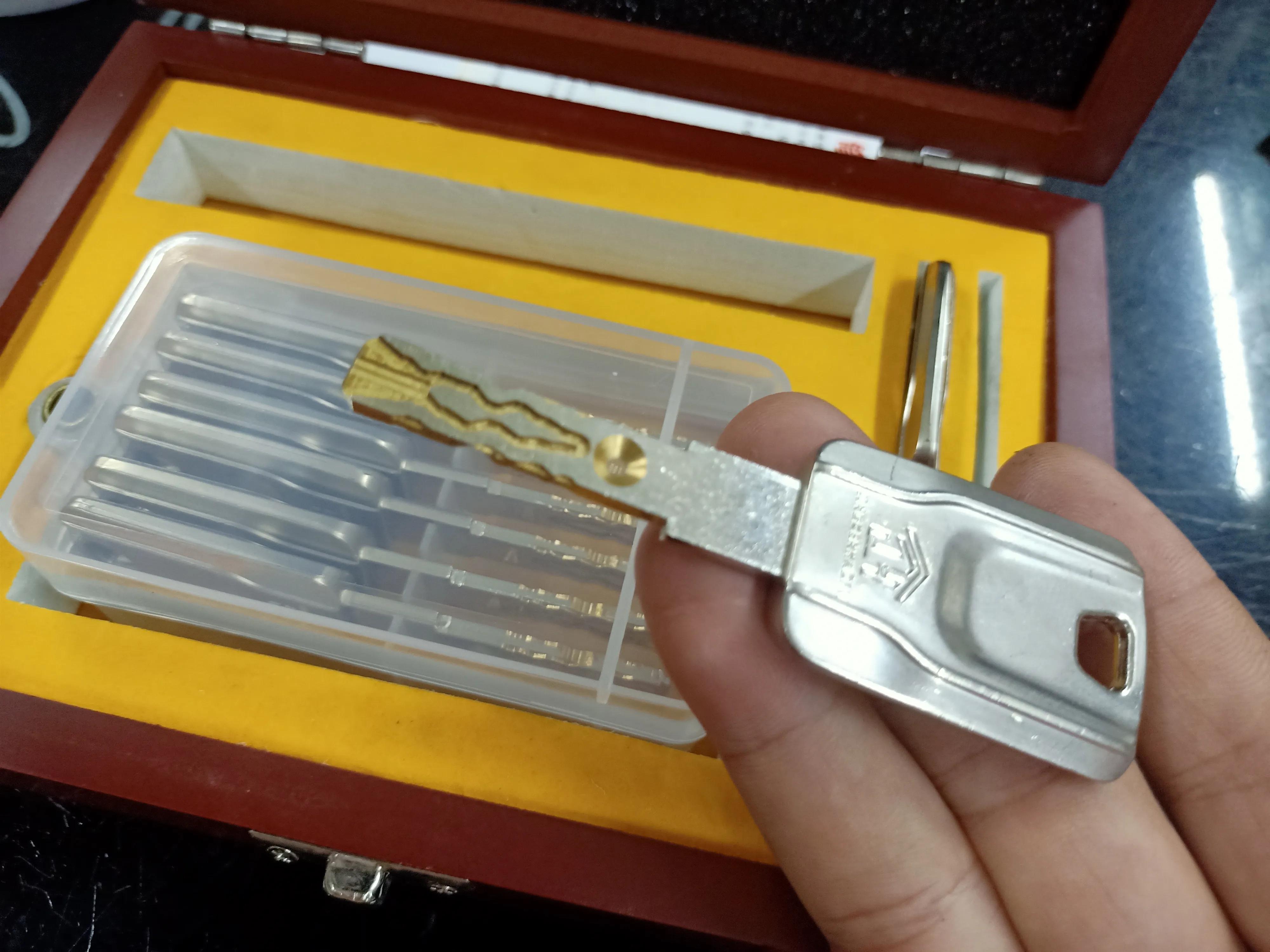 防盗门锁芯不知道尺寸怎么办,防盗门的锁芯不好使怎么办