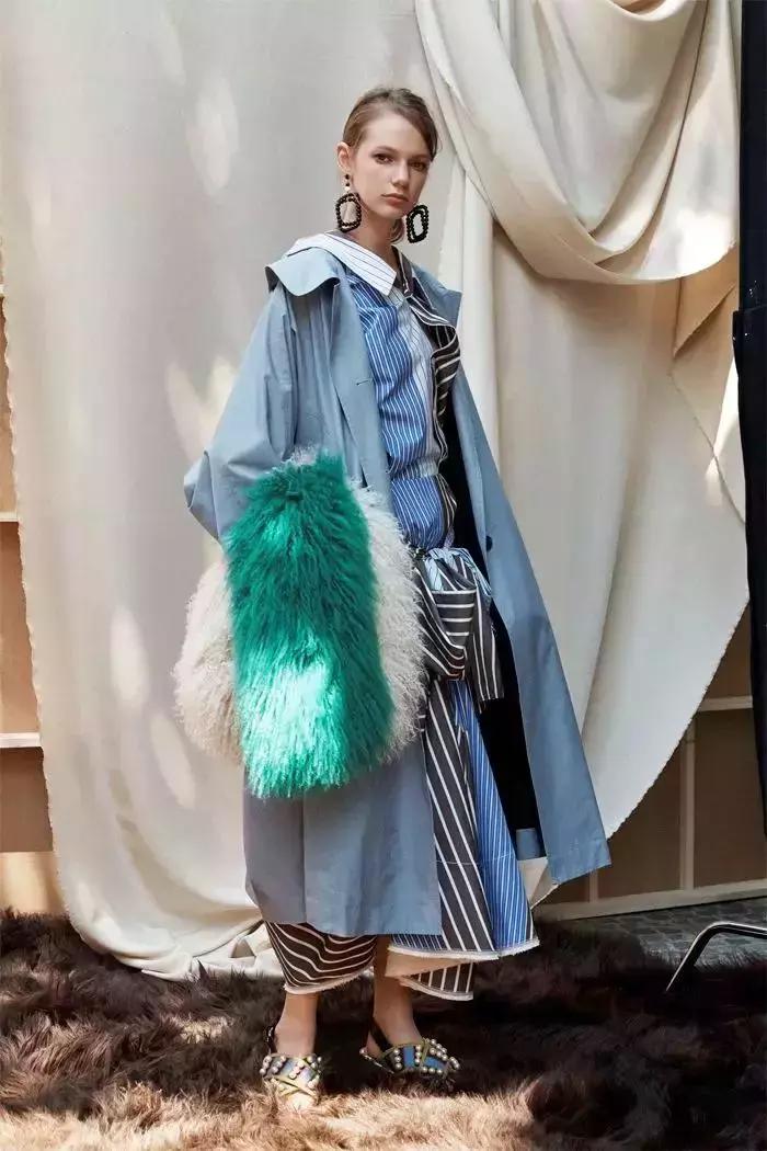 秋天买什么颜色风衣,冬天怎么挑选风衣