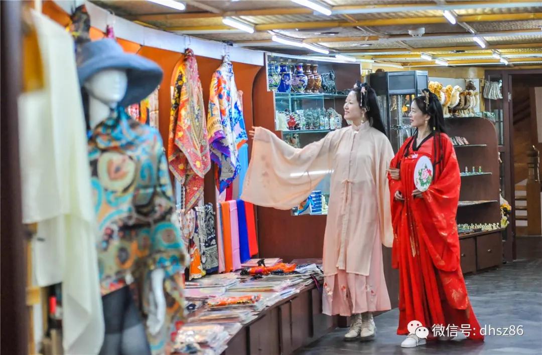 敦煌鸣沙山下百花争艳,甘肃敦煌鸣沙山下杏花枝头春意闹