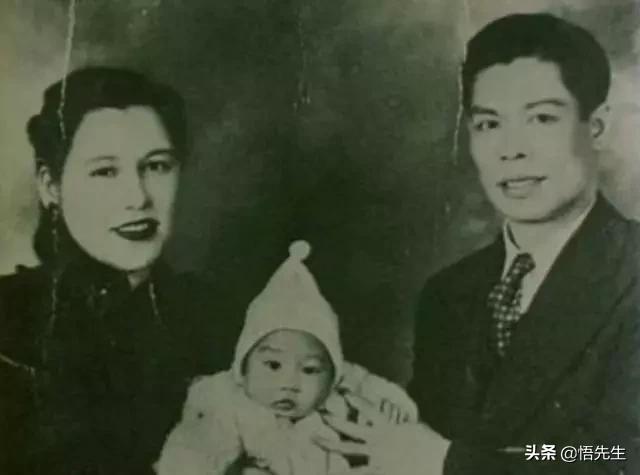 霍金年轻时帅气的照片,霍金年轻时帅照