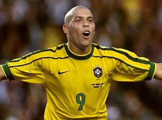 足球场激情对抗,现役11人最强足球球员组成的阵容