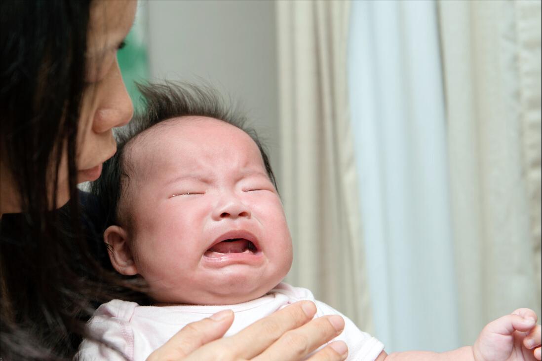 新生宝宝爱哭闹的原因和解决方法,新生儿黄昏闹怎么哄