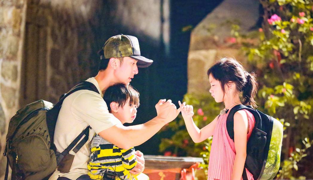 宝宝趴在爸爸背上简笔画,宝宝在老爸背上画画图片