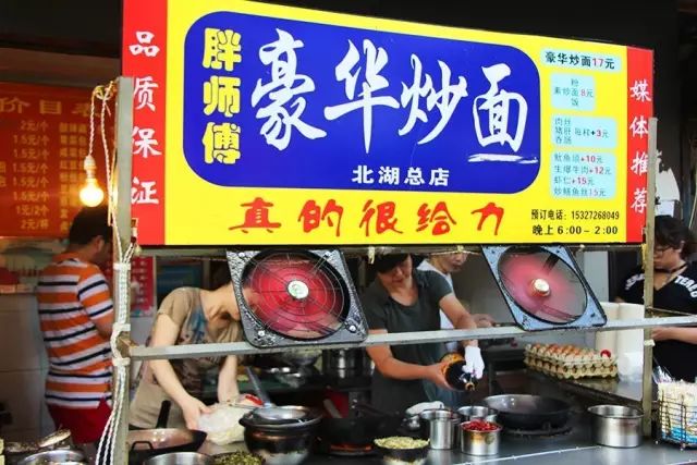 武汉步行街摆地摊,在武汉摆地摊的老乡们