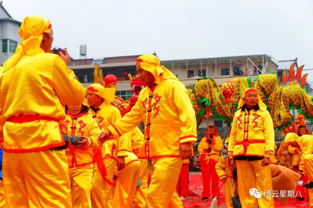 拥有天生神力的小伙子,小伙天生神力竟能举起八百吨