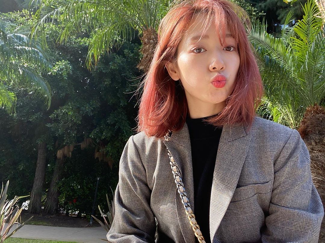 朴信惠穿红格子长衣照片,朴信惠换脸