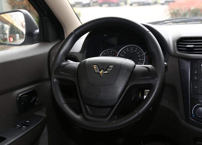 新款五菱宏光优点与缺点,拉货神车五菱宏光