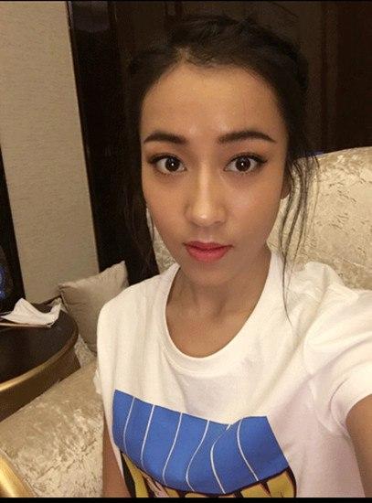 皮肤黑的女神们，一般都用这5个搭配窍门，皮肤透亮气质优雅