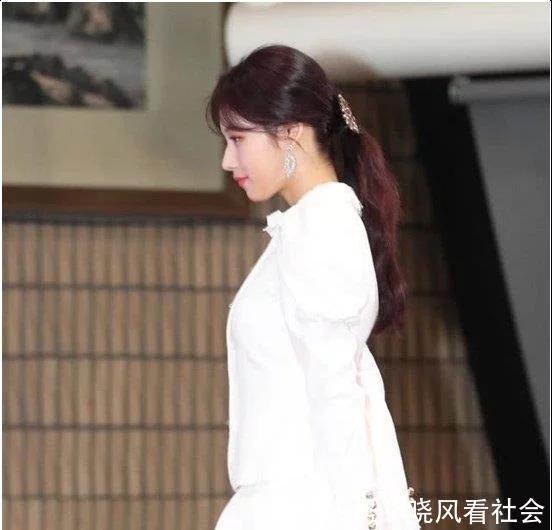 裙子太短了？日本女星Sana“以手掩臀”惹争议，网友：害怕就别穿