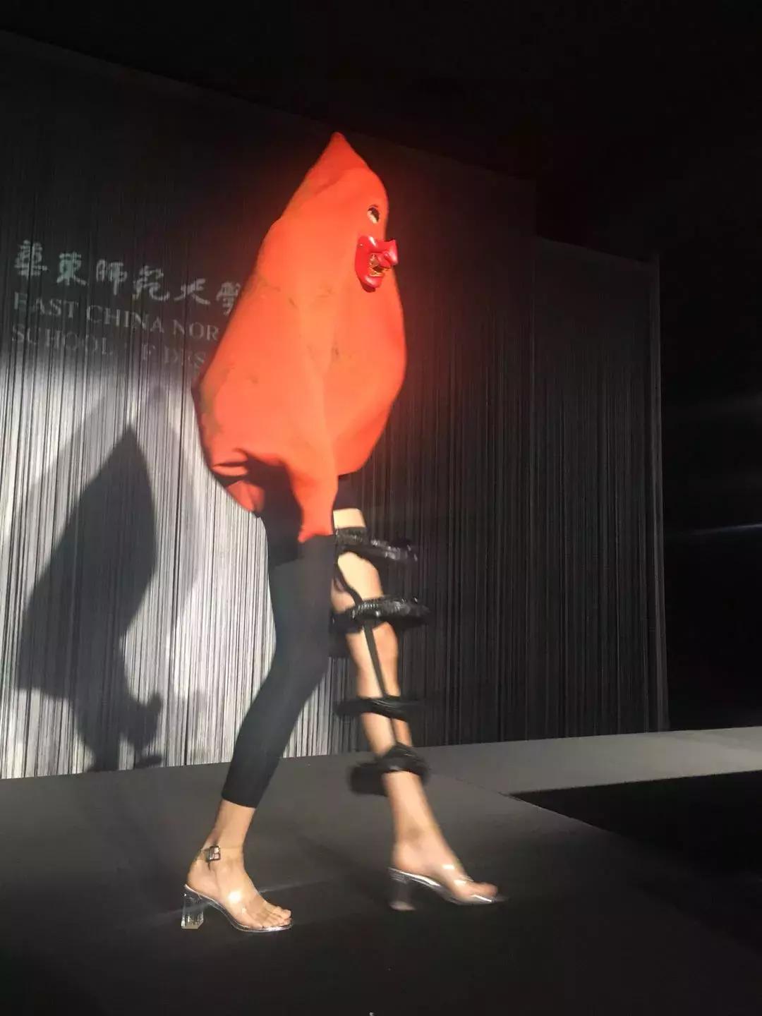 国潮这回对味儿了，不看logo还以为是巴黎世家！