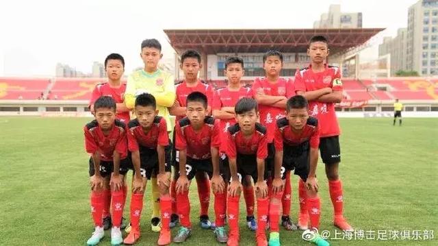 「青超队长」第5期书桌贴着“反省”——嘉定徐行中学U13李睿跃