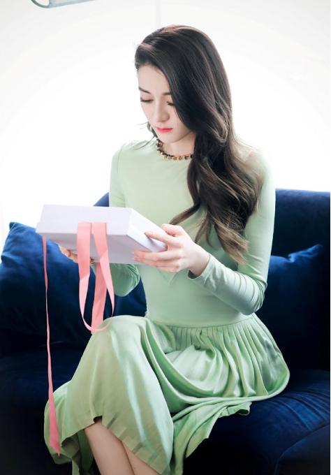 迪丽热巴黑色紧身裙造型全部,迪丽热巴穿着条纹裙简直美爆了